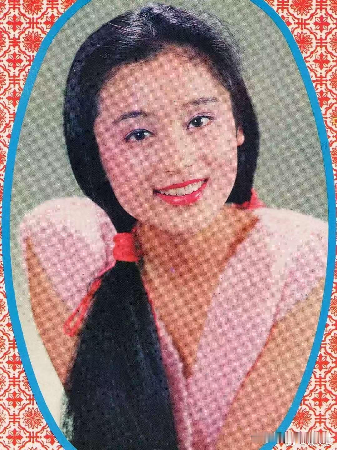 即便那个年代的妆容透着满满的“土气”，陈红却依旧明艳照人！五官的精致与独特的气质