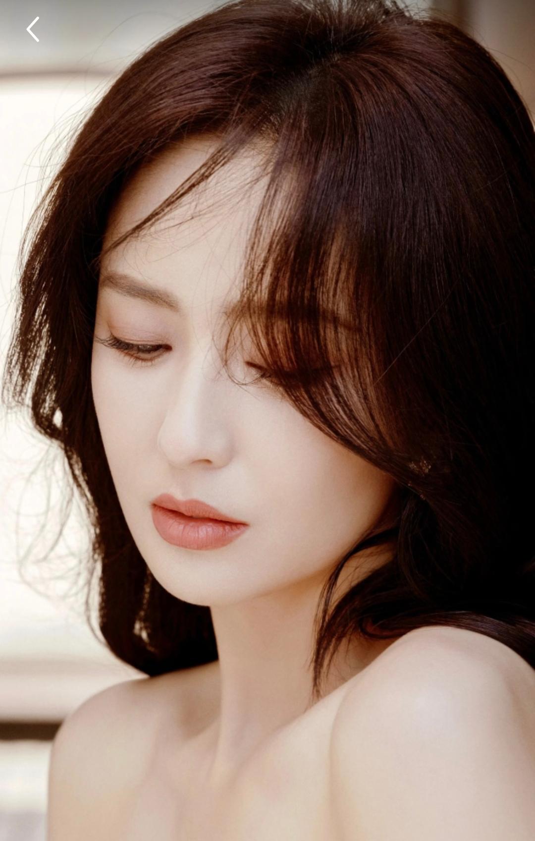 看到佟丽娅最近的健身照，大腿上那两道清晰的肌肉线条，真让人心头一震。

这早就不