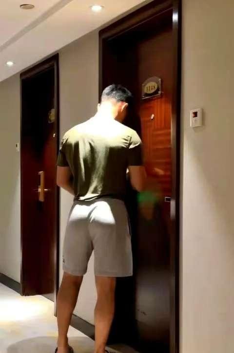 细思极恐！山东青岛，一女子和男友吵架后，在酒店开了间房想冷静一下，谁知半夜时分，