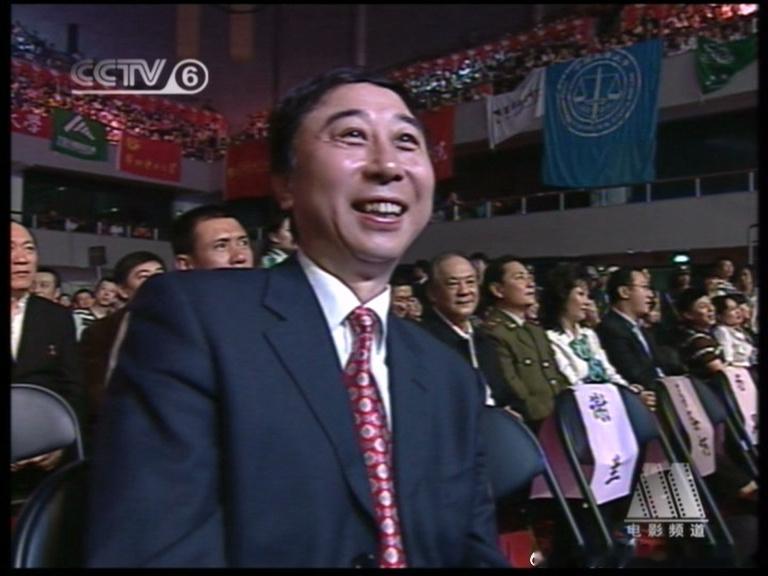 冯巩现身中戏期末汇演现场，认真观看学生舞台演出，老一辈艺术家踏实严谨的态度值得学