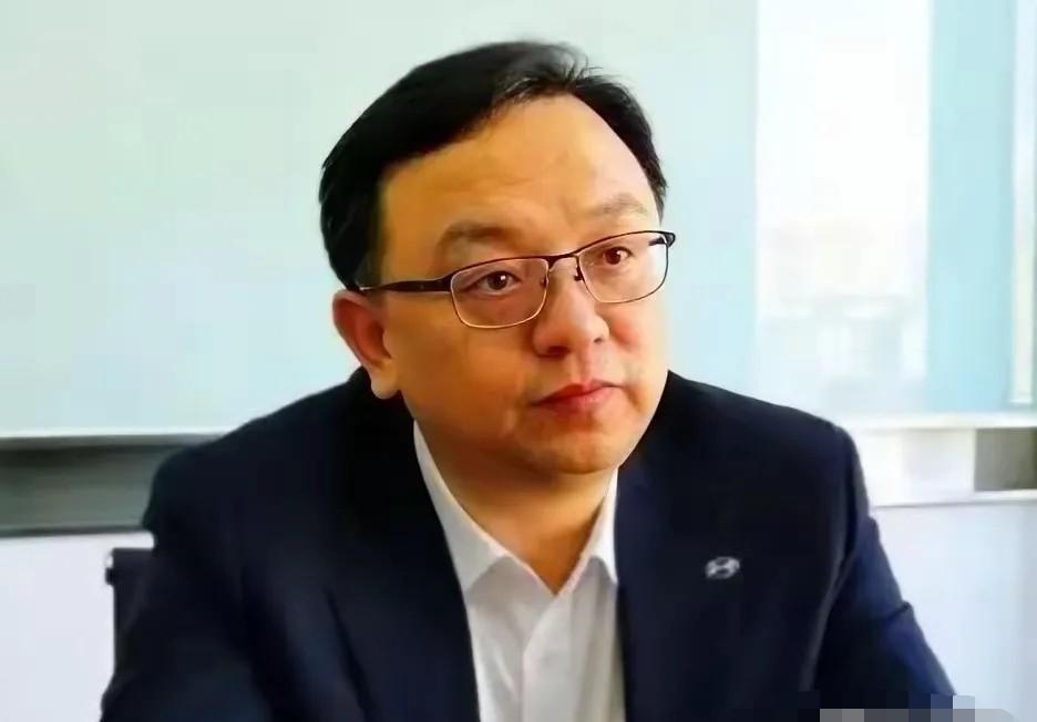 煎饼摊前的比亚迪老板，

嫂子当了耳环供他读书，

那张当票现在还在抽屉里。
