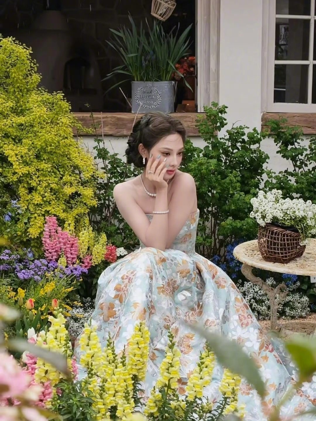 彭小苒盘发彭小苒盘发温婉灵动，碎发精致修饰，搭配礼裙宛若优雅公主！ 