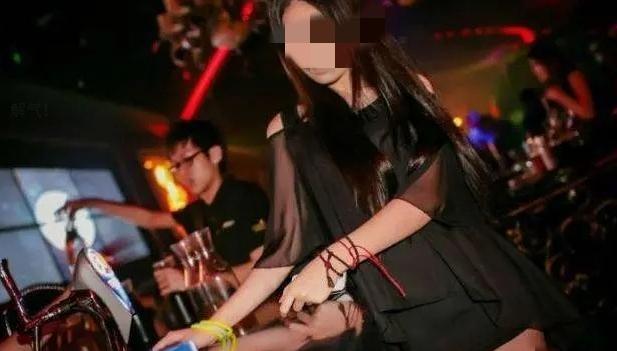 四川，17岁男生在酒吧玩耍时，碰到一名比自己大6岁的的女子，对方不仅与其发生了关