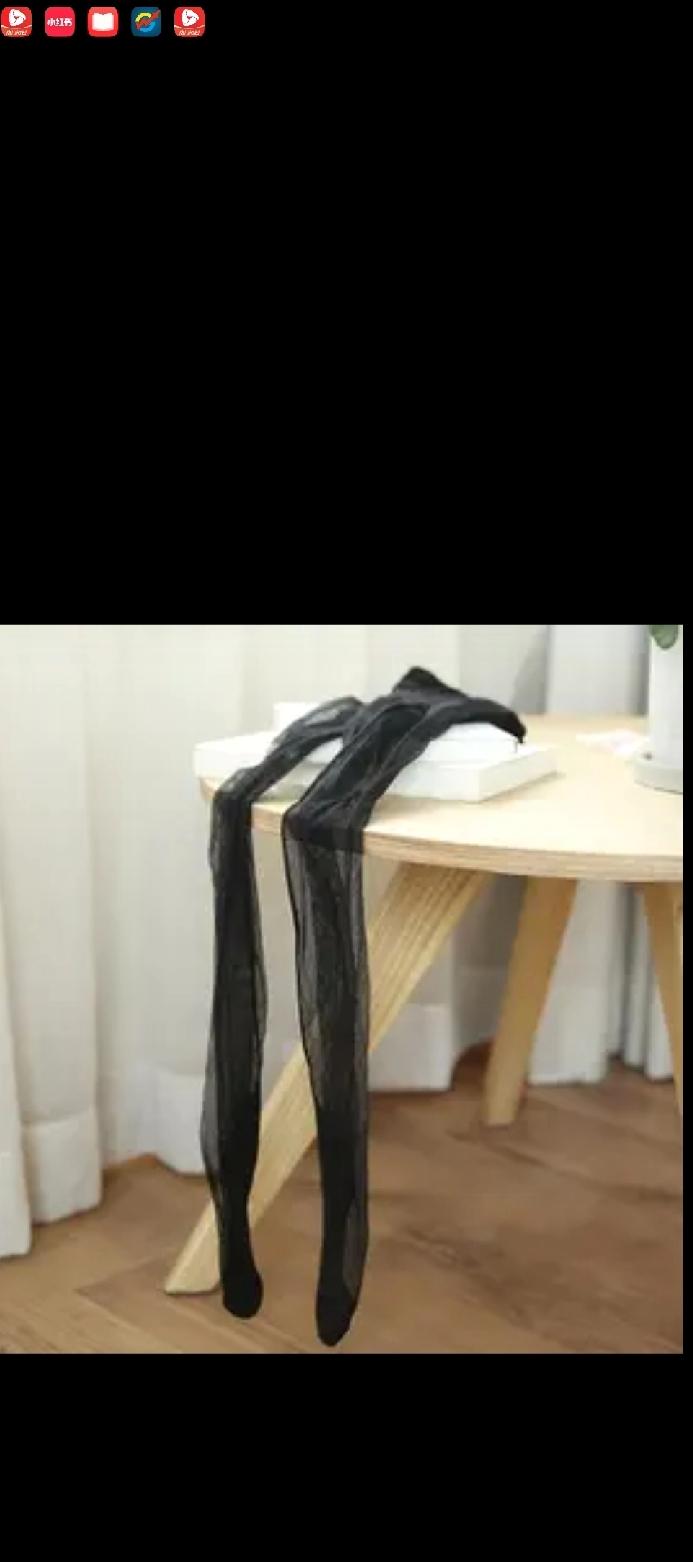 去朋友家玩发现他家晒了双丝袜。
这小子又没谈对象，单身租住的公寓房，家里哪来的女