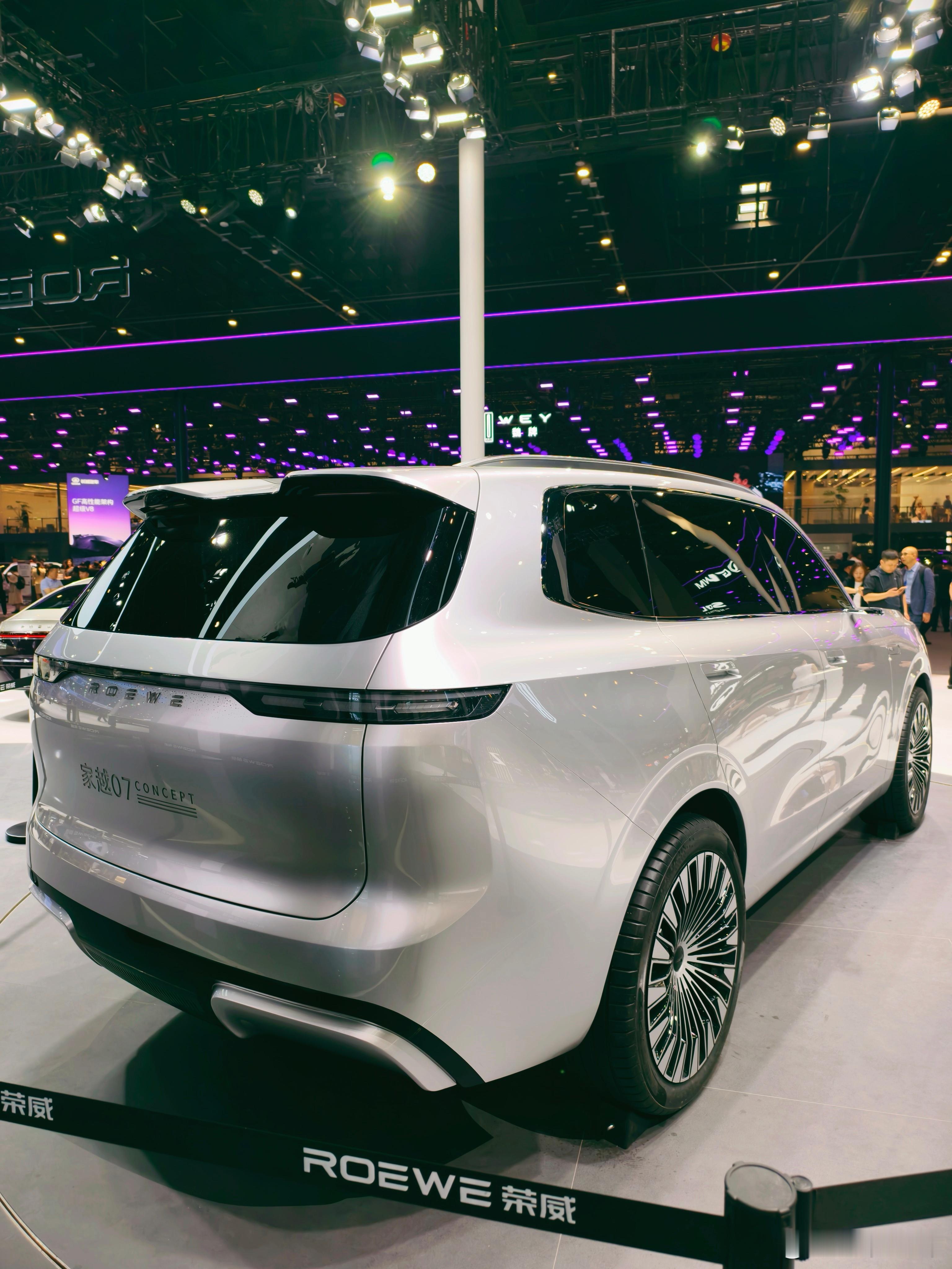 荣威车展上发的大 SUV 家越 07 真是现在少有的非常原创的设计。这个还是概念