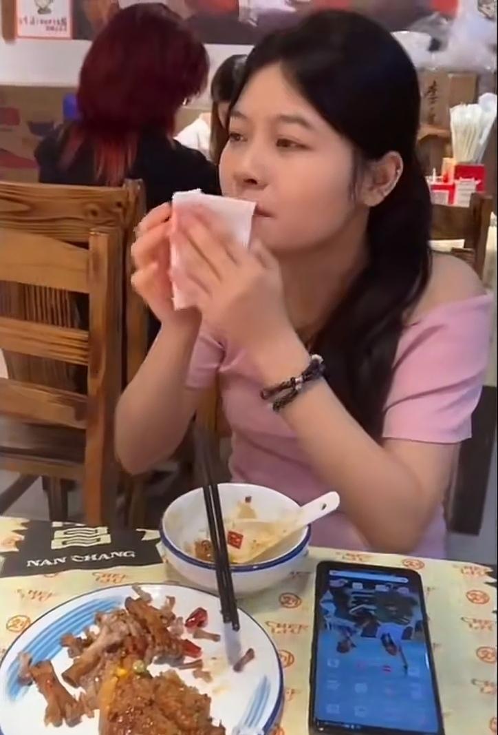 被南昌菜辣晕的广东妹子让人见识了江西菜的辣果然不同凡响。
世人一直在争论国内最能
