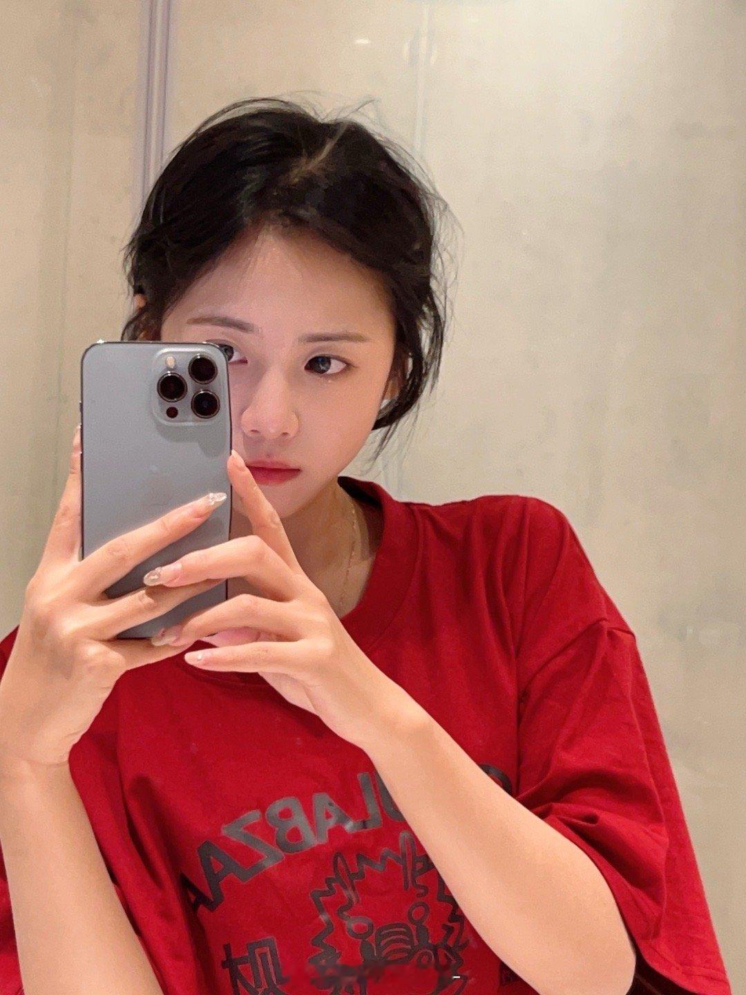 我就是个虚伪的女人，听到别人夸我，我还是会开心得要死掉[抓狂] ​​​