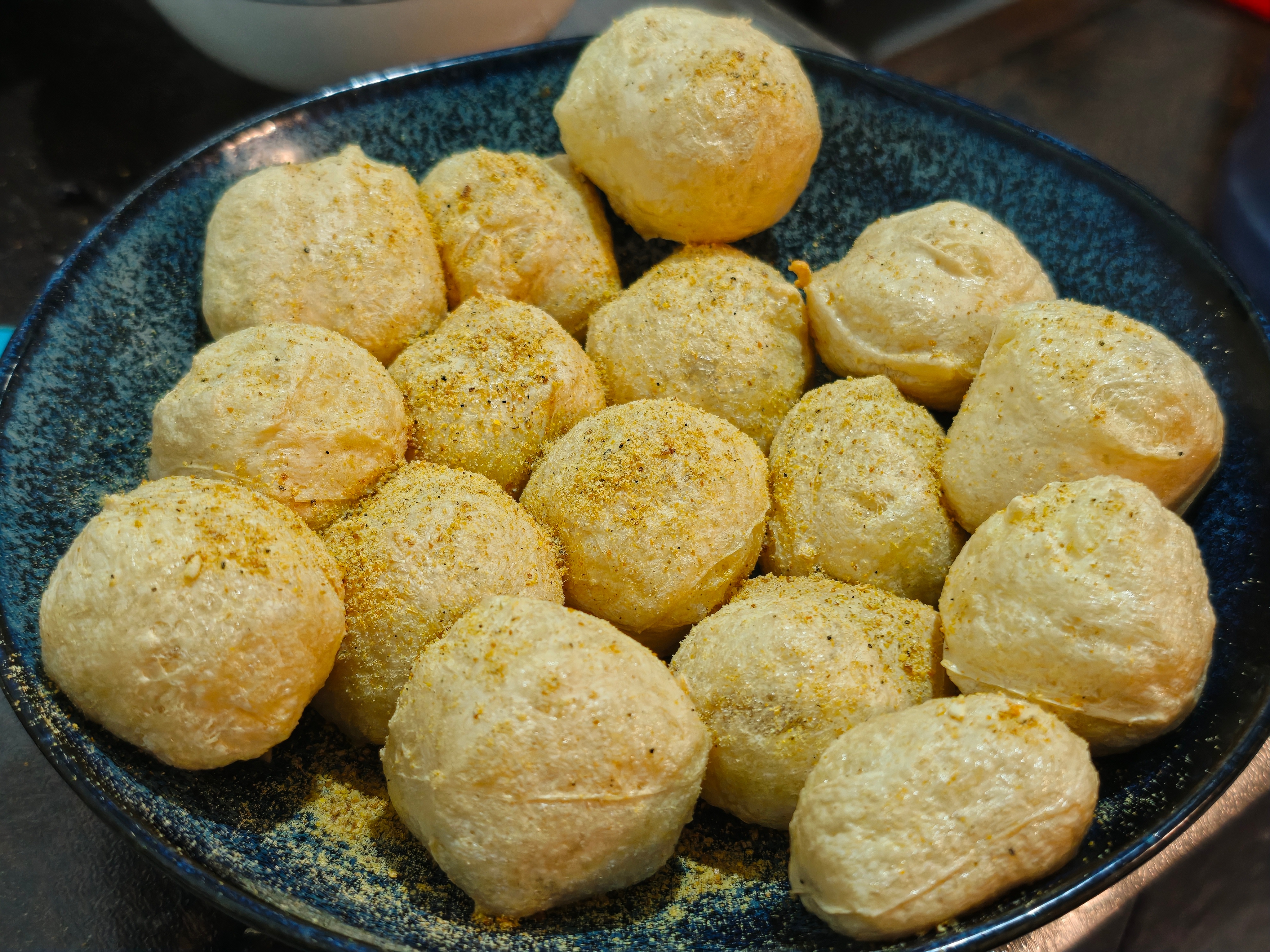 改良了一下奇井豆腐的做法。先用厨房纸把表面的水擦干，再用空气炸锅3分钟，再喷点油