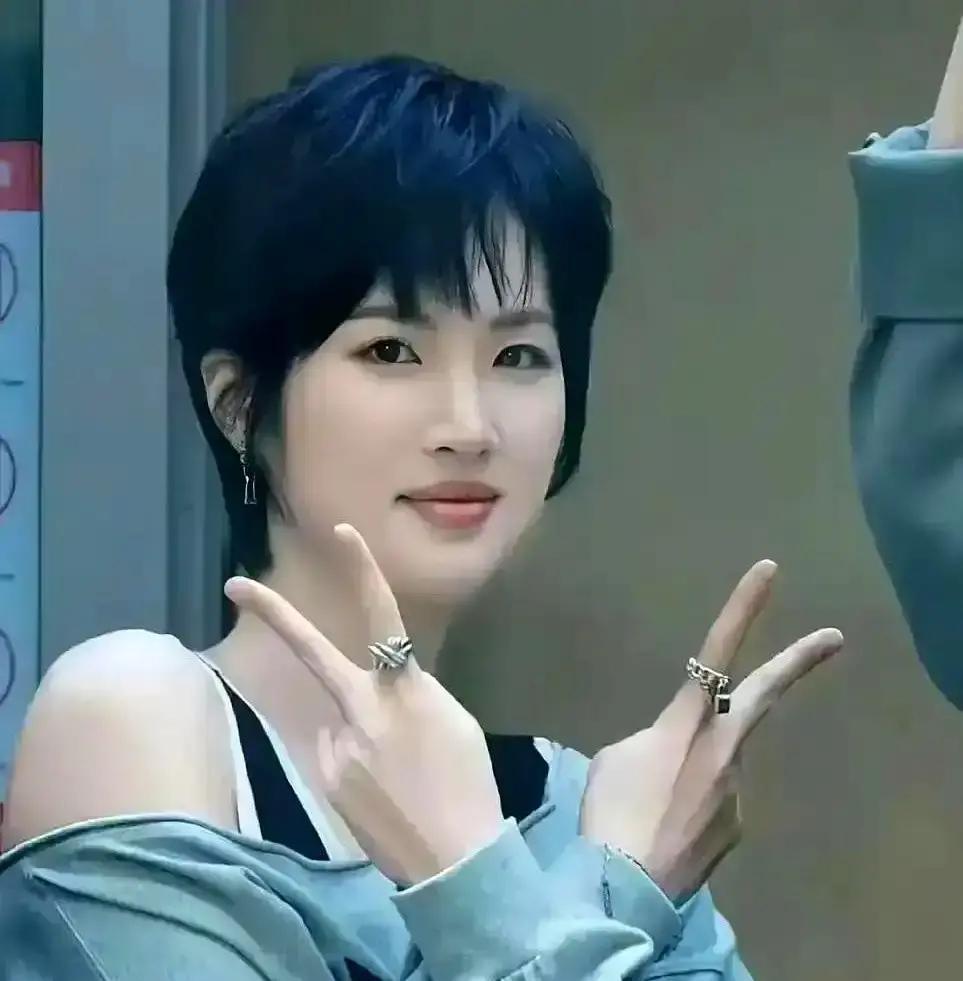 片酬最高的新人不会演戏
 
剧组第一天就炸锅。姚安娜台词像背课文，郭京飞一句话把