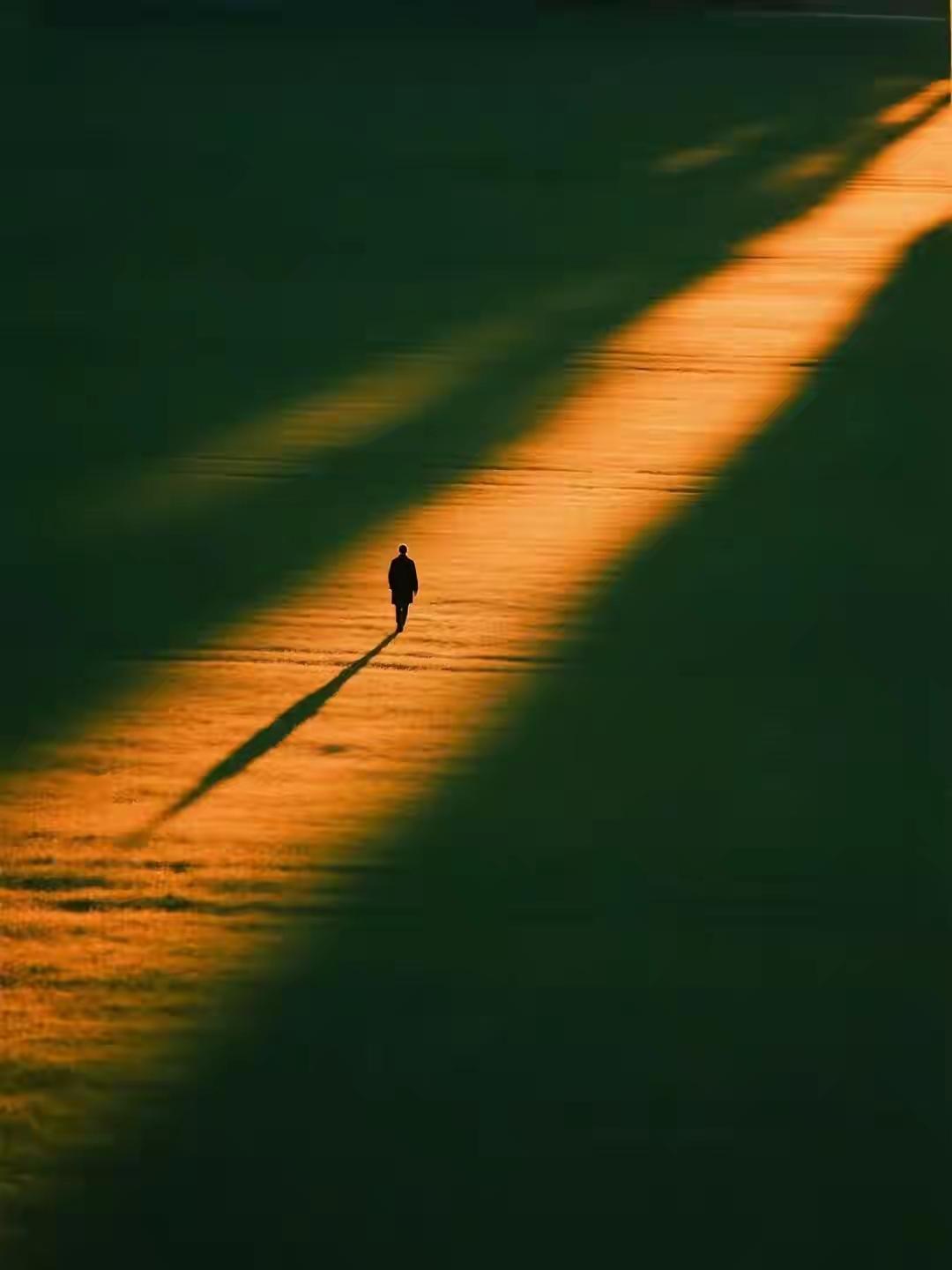 冬至後，白晝漸長、陽氣始生。所謂 「陰極之至，陽氣始生；日南至，日短之至，日影長