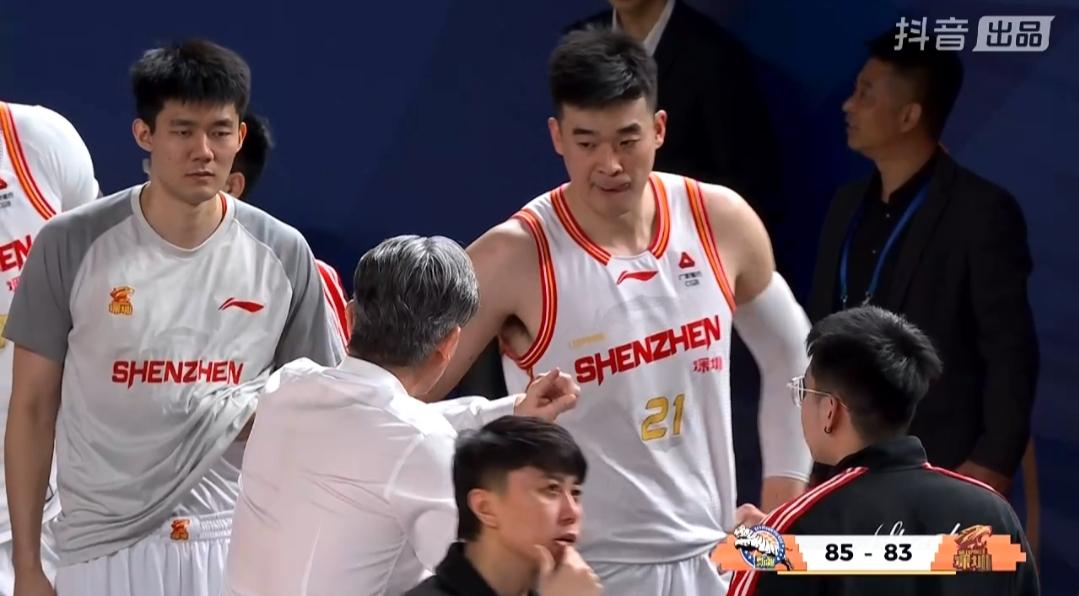 在刚刚结束的CBA常规赛第39轮比赛，广州龙狮89:90不敌上海，深圳击败新疆，