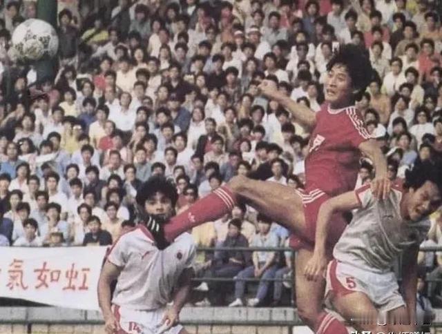 1987年10月26日，日本东京，天降大雨。中国男足在这里迎来第二十四届奥运会亚