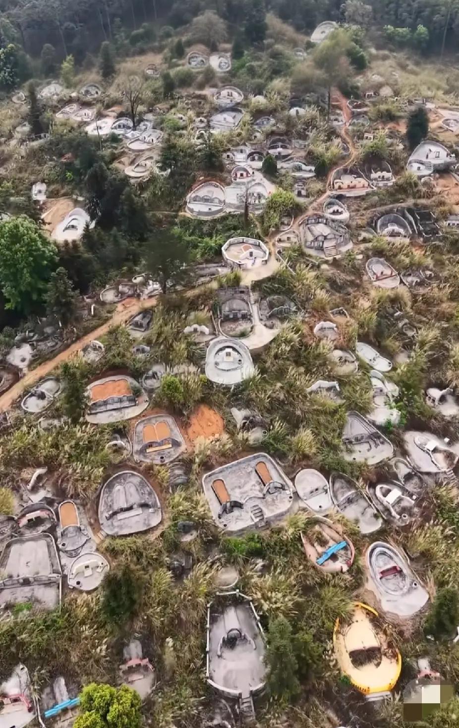 这也许就是国家不提倡土葬的原因吧！这漫山遍野都是用水泥搭建起来的墓地！长此以往，