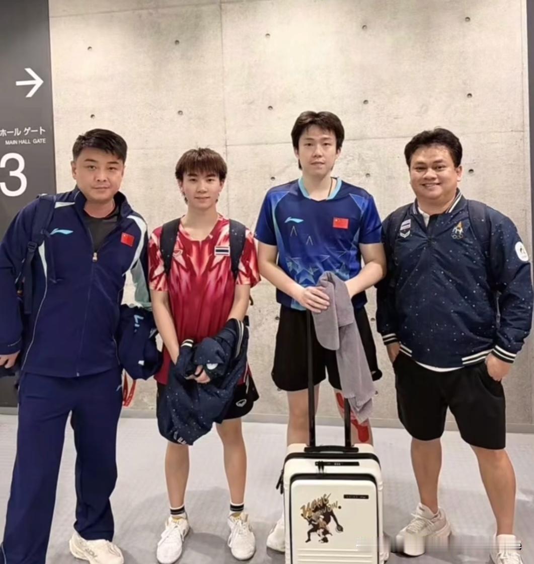 王楚钦和泰国16岁小将普里查扬合影[鼓掌][鼓掌]
今天中午亚运会男单1/16决