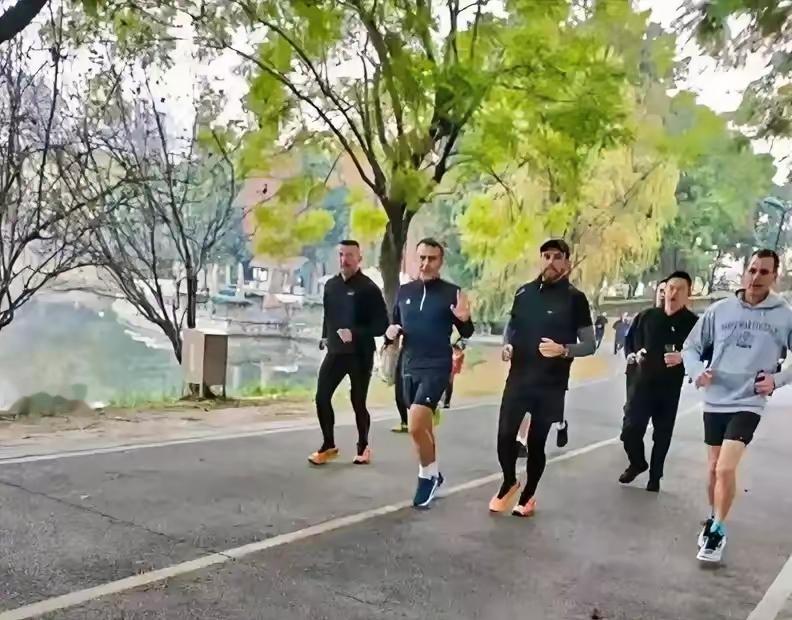 法国总统马克龙今天一大早到成都锦城湖公园晨跑。数数看他身边有几个保镖，其实保镖完