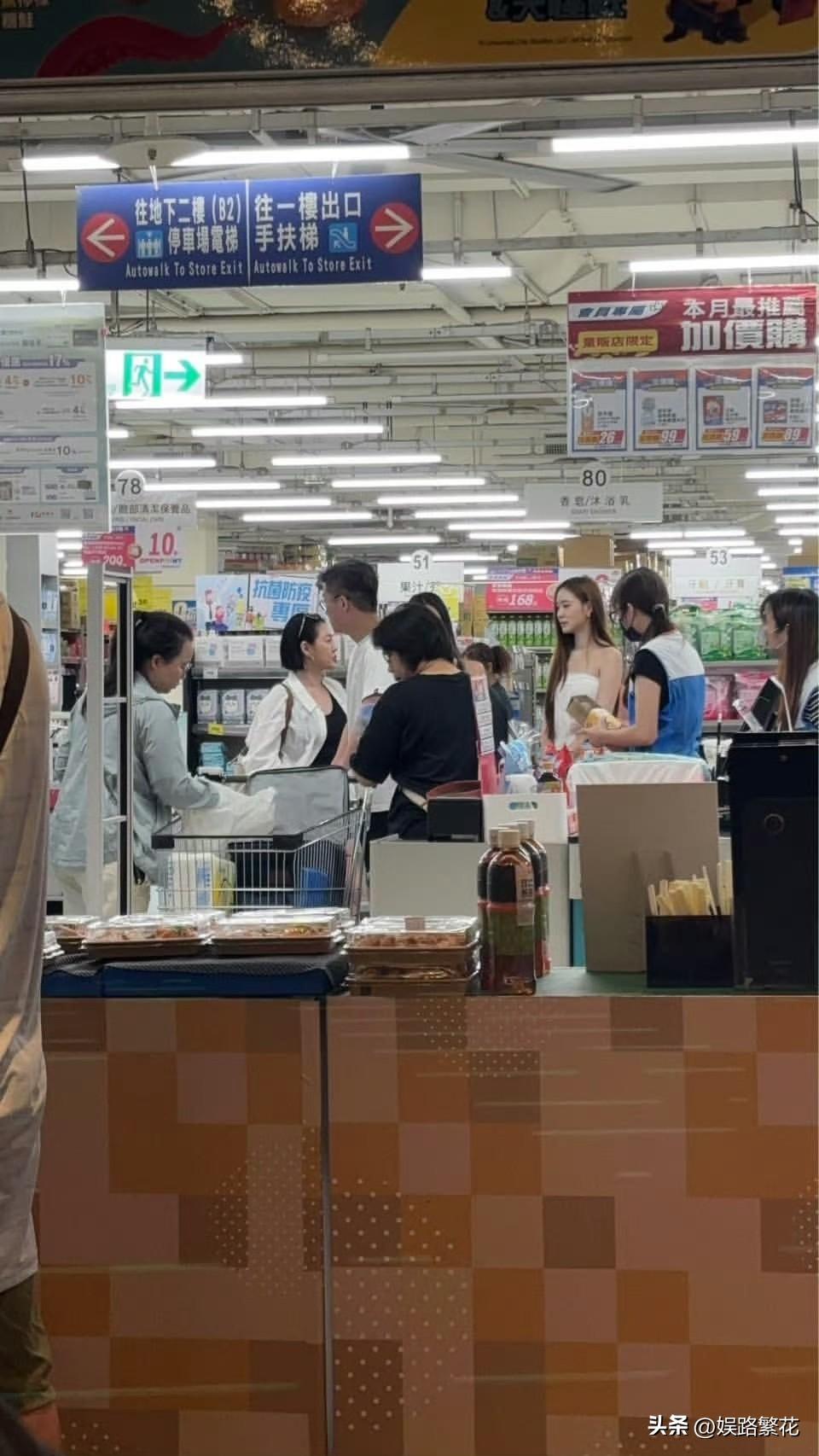 有网友在台东偶遇小S一家采购物资。排队结账的队伍里，二女儿Lily格外吸睛。普通