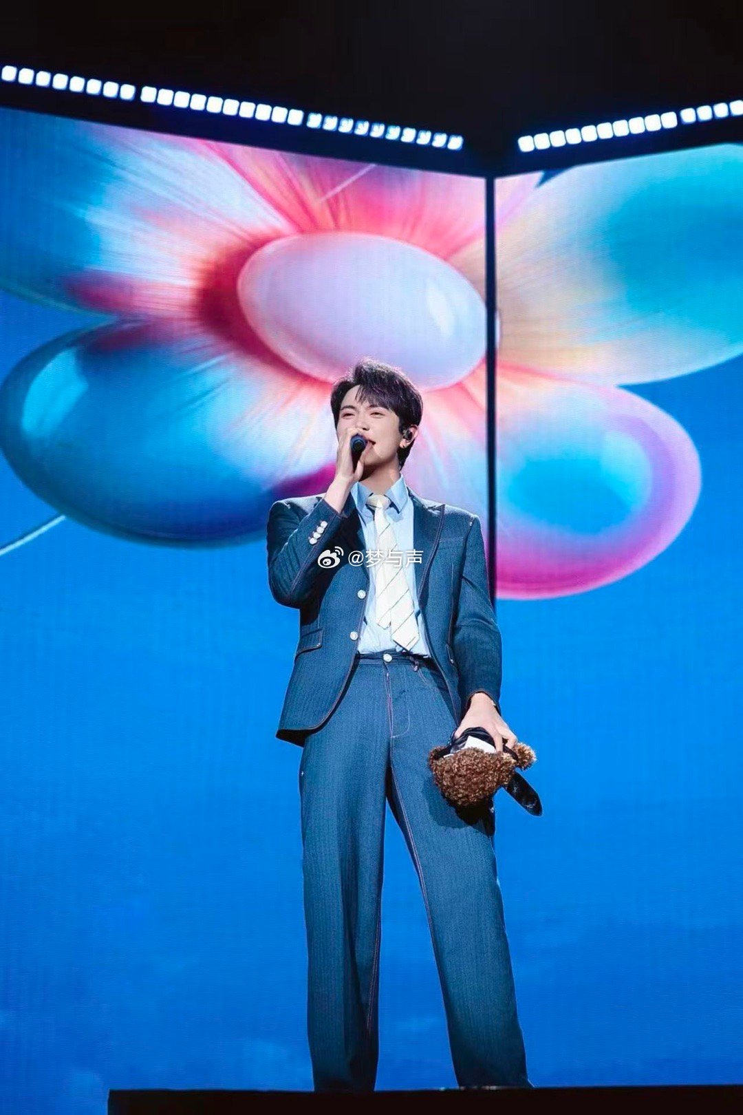 靠实力抢到颜人中演唱会的票 最好的开年礼物就是周末去福州听颜人中。从耳机里到现场