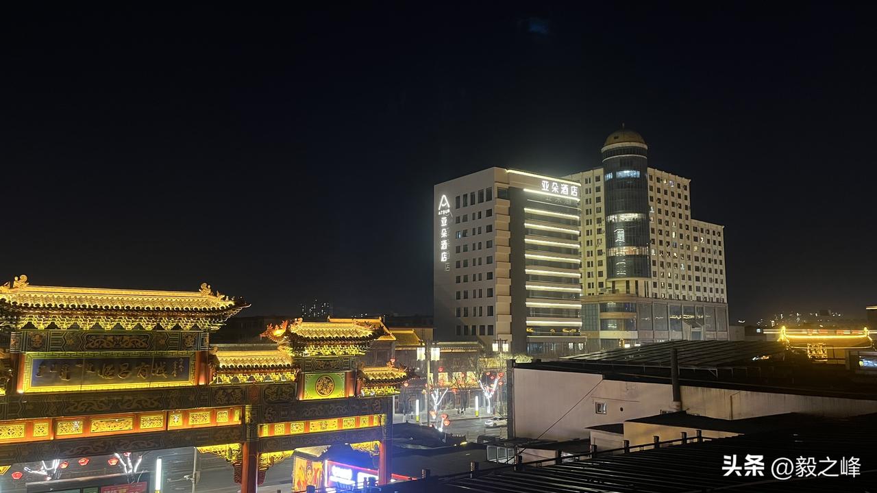 站在高处拍了一张呼和浩特旧城一处夜景。
呼和浩特老街巷 一天天的天气暖和了了，出
