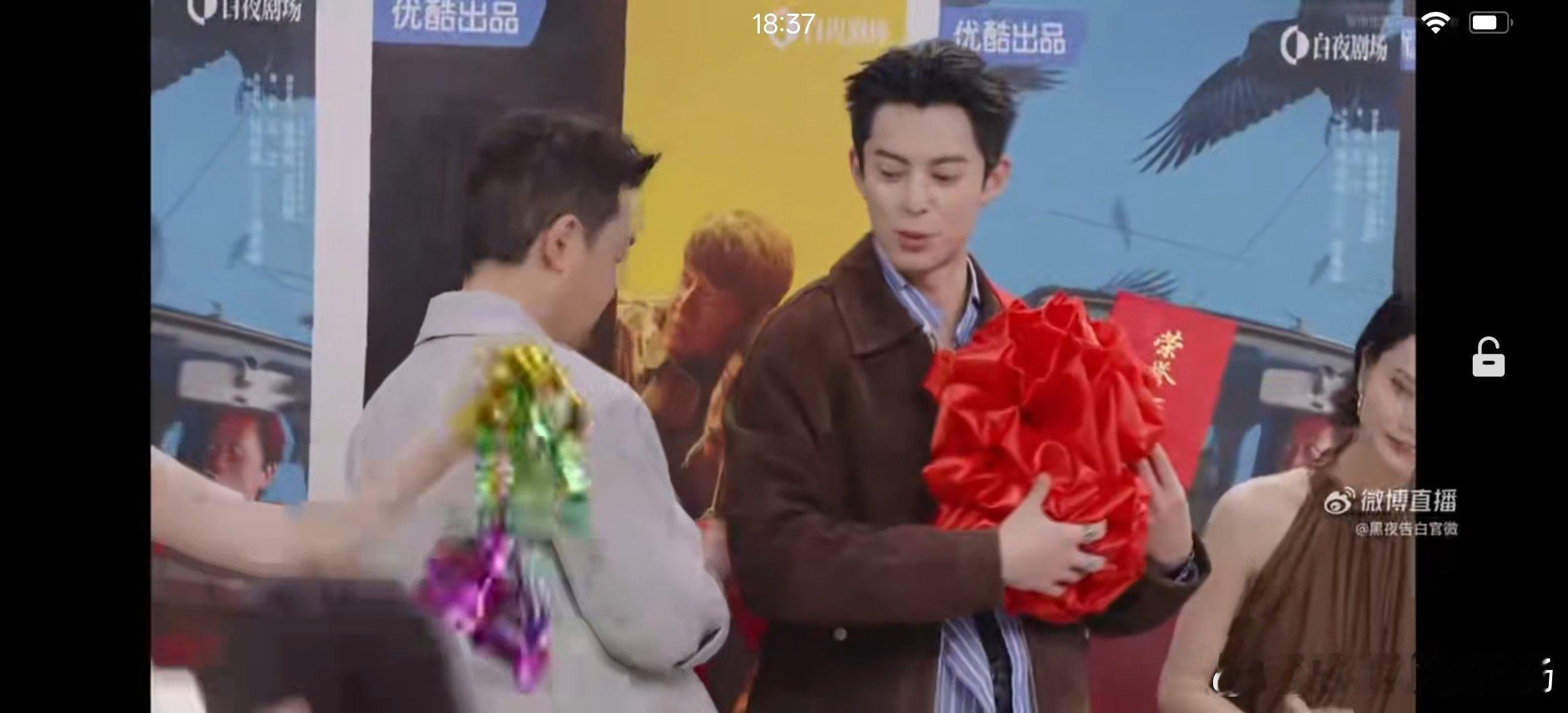 潘粤明给王鹤棣带大红花潘粤明谁懂啊，这氛围感直接拉满，朴素的大红花配上认真的样子