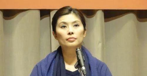 郑丽文现在估计挺后悔的，后悔什么？她后悔的不是加入国民党，也不是竞选主席时缴纳的