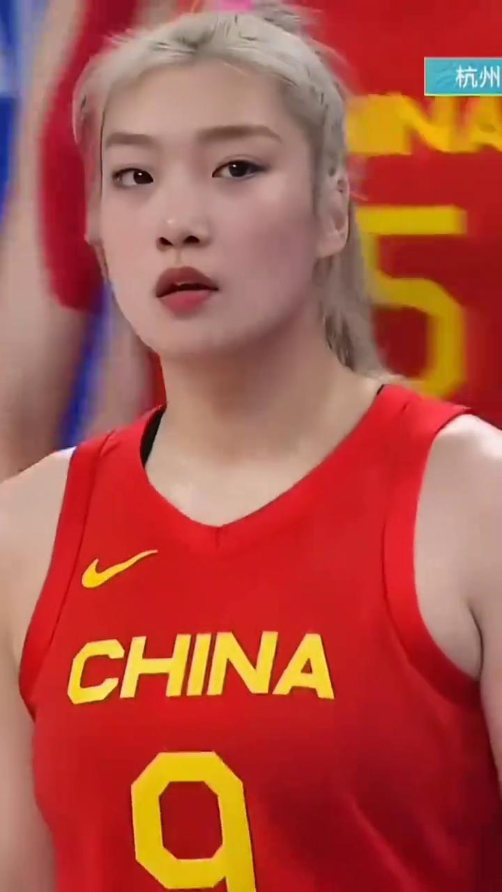 为什么不能缺少李梦？
在篮球比赛中，不同的球员承担着不同的角色。李梦作为中国女篮