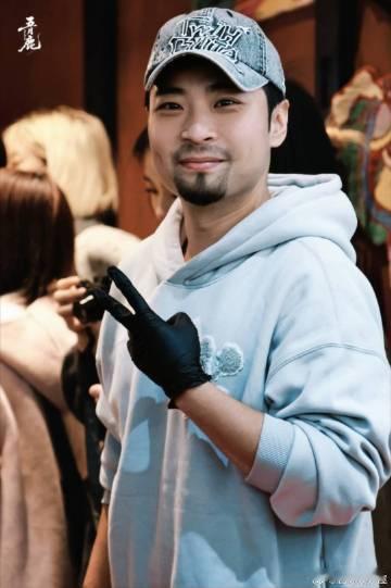 王勉撞脸宋木子 刚才我把俩人的照片拼在一起发给我爸，让他找不同，我爸盯了五分钟说