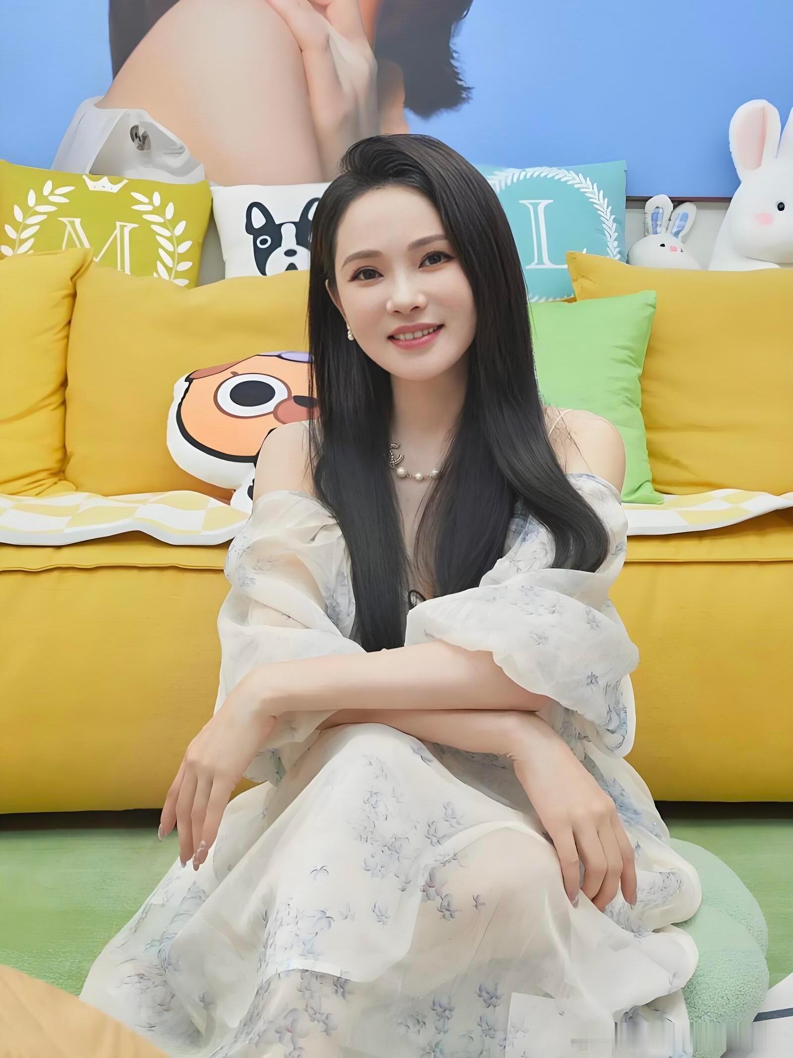 伊能静底子不基础生图就不基础无滤镜镜头怼脸拍，皮肤还透着光，笑起来那点小细纹反而