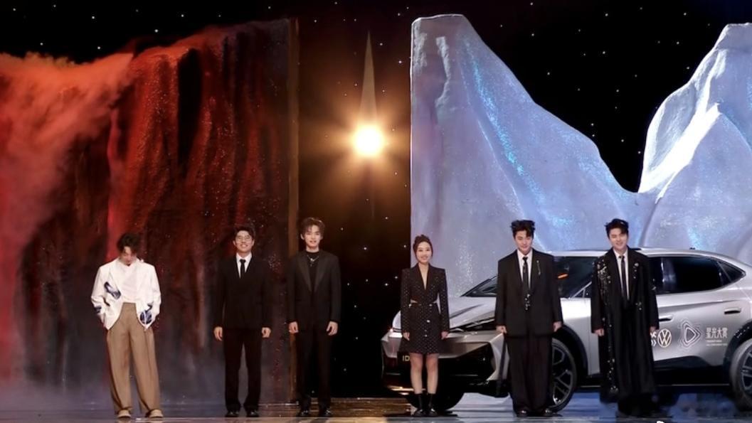 喜剧人合唱璀璨冒险人 喜剧人们的合唱让这场演出更具温度，欢笑中带着感动，真的是一