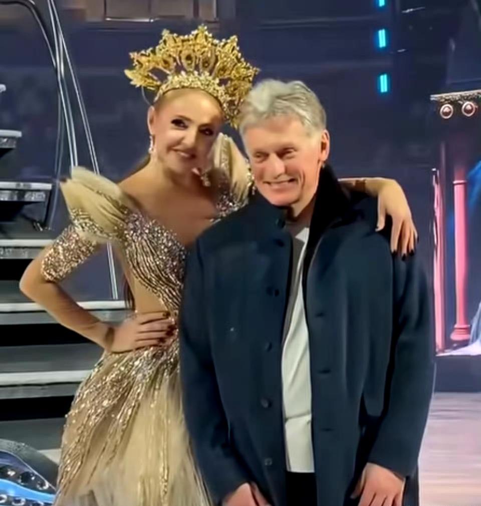 普京秘书佩斯科夫出席他媳妇纳乌卡的舞剧首演活动。 ​​​