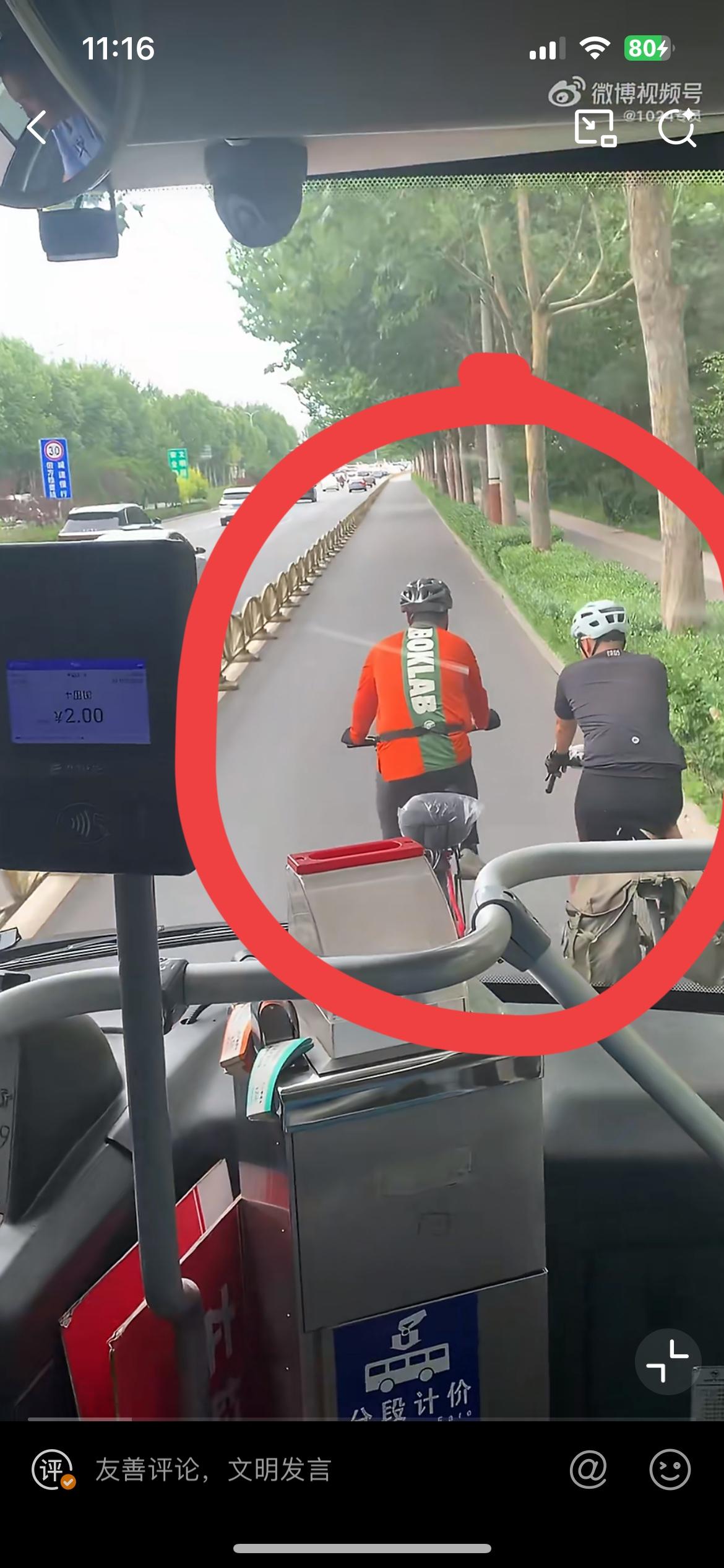 为什么这些骑手和暴走团一样，成了街头一害？原因就在图片里。两个男骑手，明明有非机