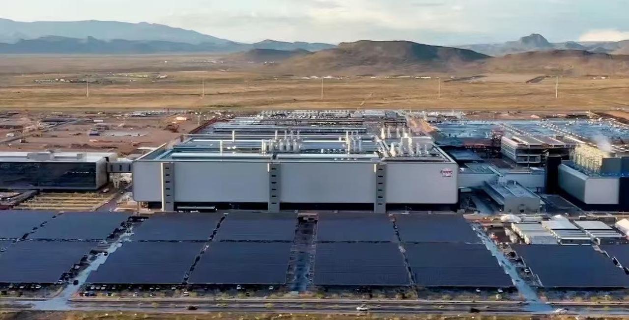 “尴尬了！”
特朗普万万想不到，自己绞尽脑汁从中国台湾地区“抢”来台积电，到最后