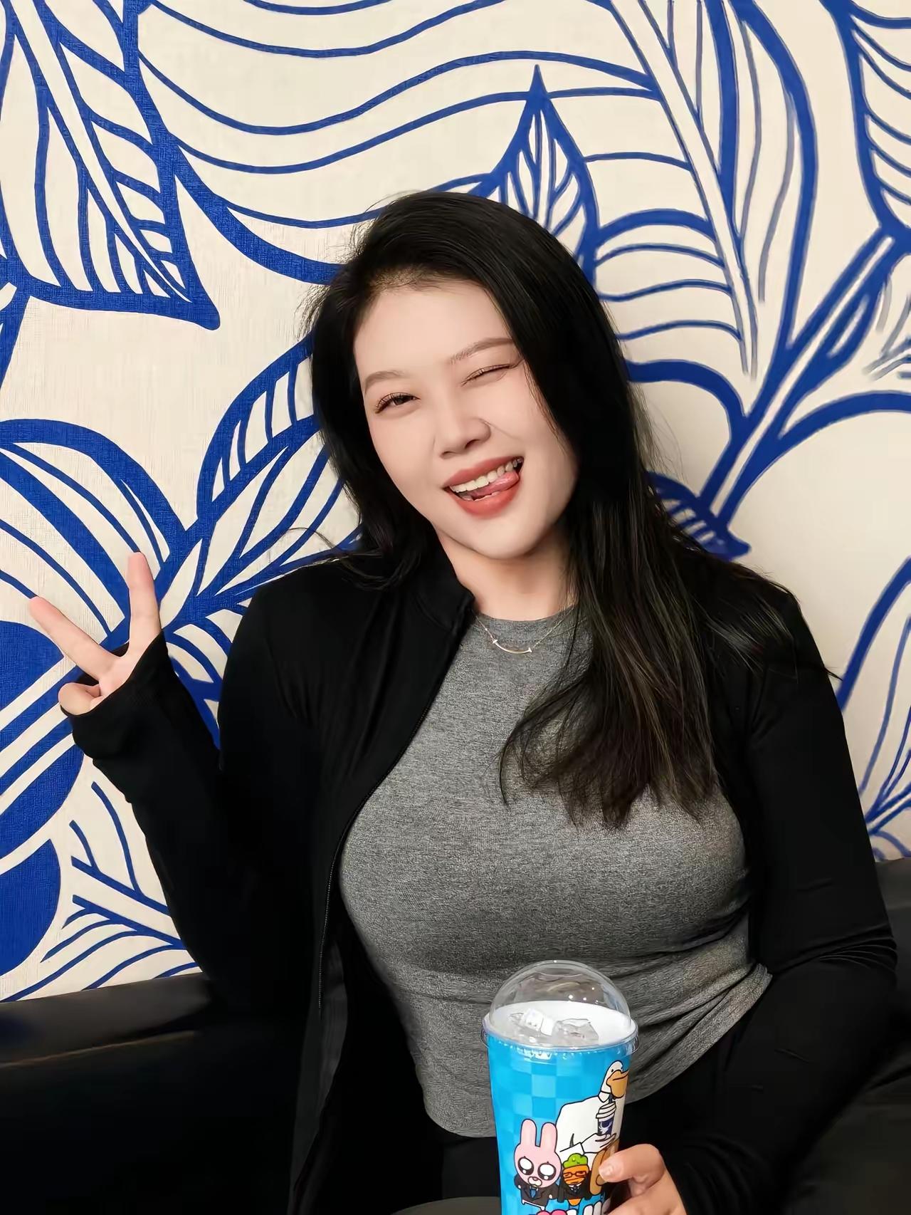 随时随地都拍照，把漂亮的自己分享给别人，其实想找个男朋友，哈哈哈哈哈