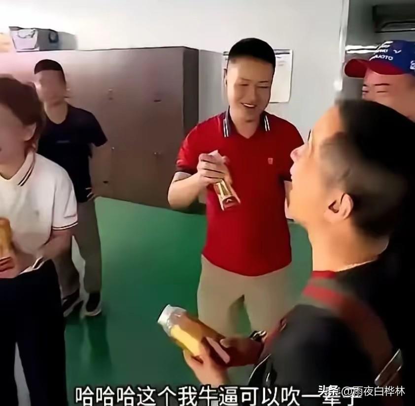 东鹏这事儿早有苗头。

6月22号，一段十几秒的饭局视频全网炸了。画面里有人递了