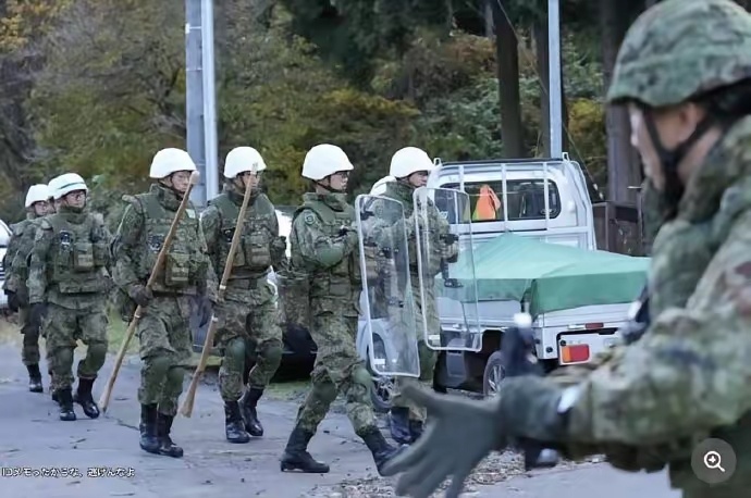 日本自卫队前往熊灾较严重地区，只能用木制枪对付熊，日本防卫大臣小泉进次郎解释说，