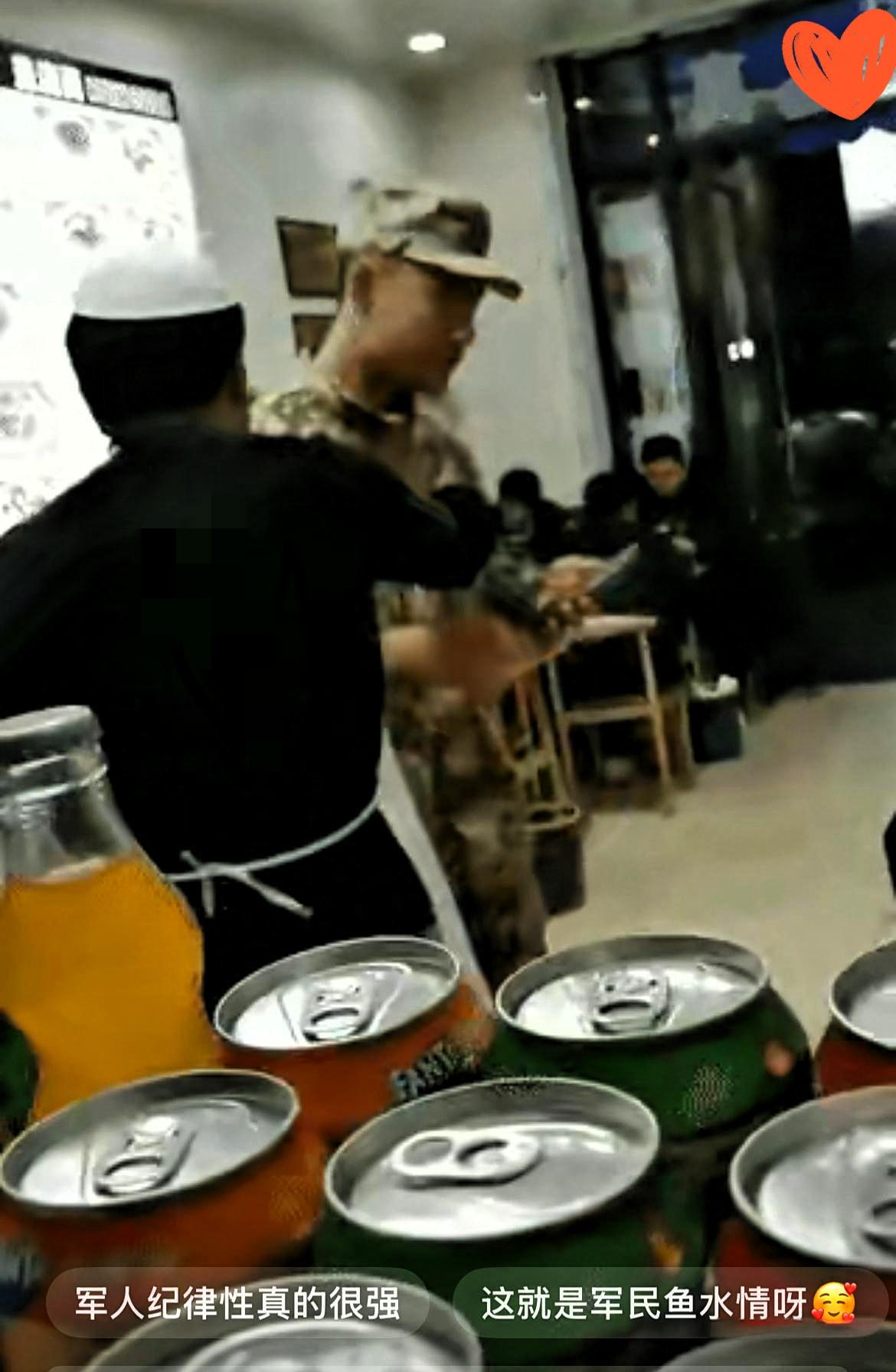 你瞅瞅这事儿多戳心窝子！

93阅兵的兵哥哥穿迷彩服去饭店吃饭，结账时老板瞥见他