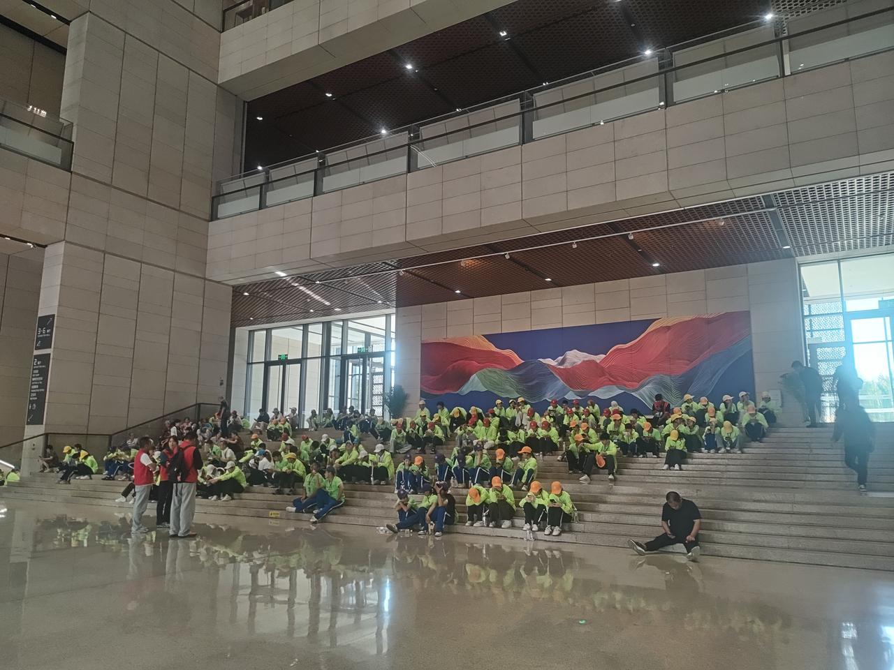 昨天下午去逛中国工艺美术馆，看到好多学生也在参观，统一的绿体恤、深色下装、小桔帽