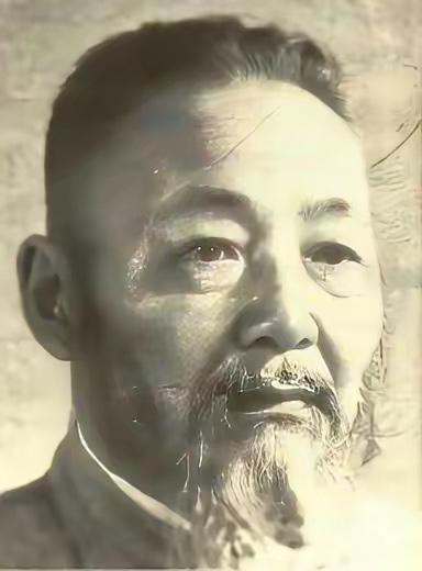 1948年4月23日，南京太平路《救国日报》社门口，两辆军用吉普戛然停下。车上跳