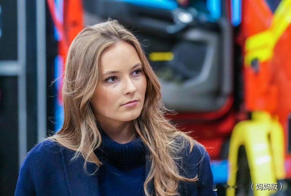 英格丽德公主和塞维利·马格努斯访问消防救援中心。放假回家的两人，圣诞节前马上参与