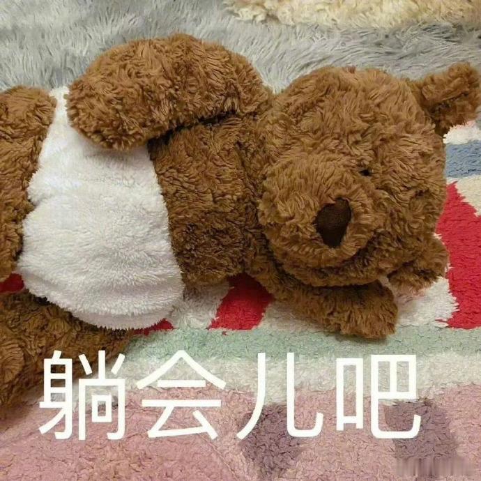 赵露思为人大方，不拘小节且无大牌架子。然而，《快乐老友记》近期收视不佳，排名持续