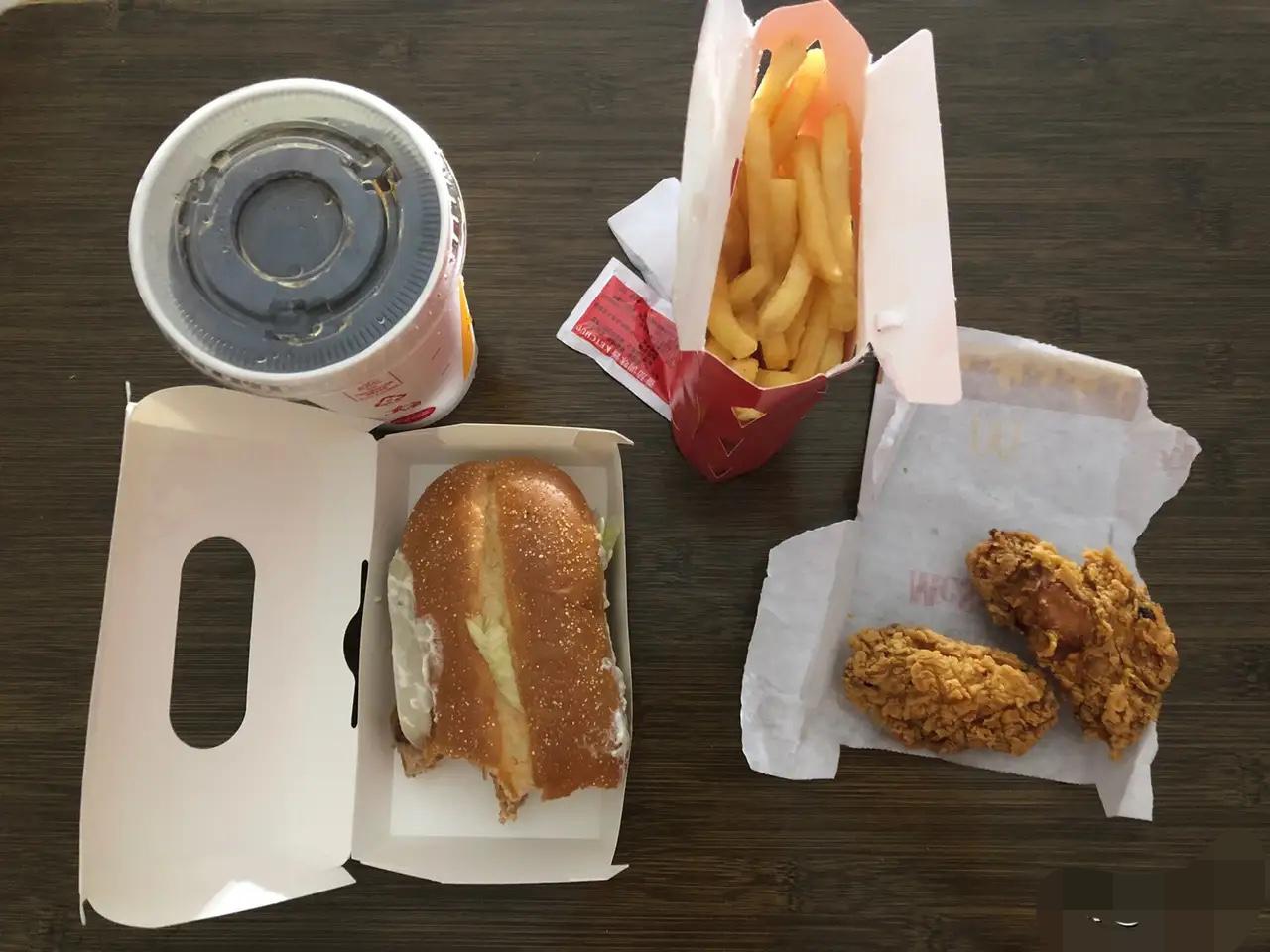昨晚我放纵了，暴饮暴食，吃了一堆垃圾食品。
这在我是头一次这么做。
昨天晚上下雨
