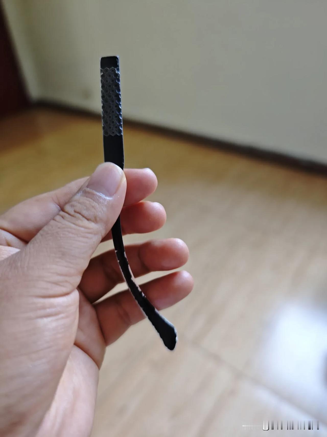 睡觉把眼睛腿压断了，在小镇找了一家眼镜店正在配框，120一副挺贵的，出门在外干啥