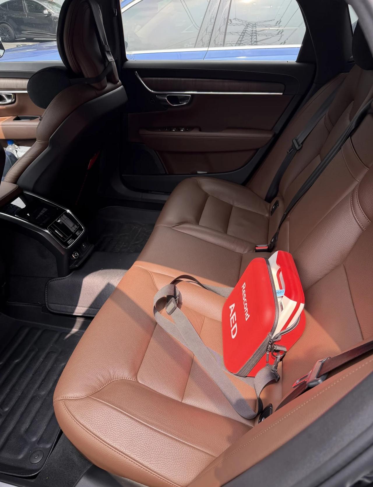 车辆配备AED就是移动救护站
三月被威海保时捷AED砸窗救人的事情刷屏了，更是看