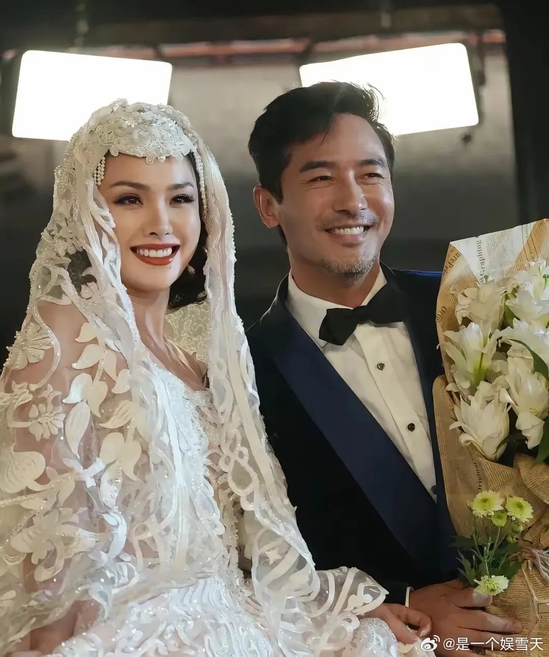 天哪！16年前的婚纱这么好看的吗？ 程莉莎16年前的婚纱简直亮瞎我的眼，这也太雍