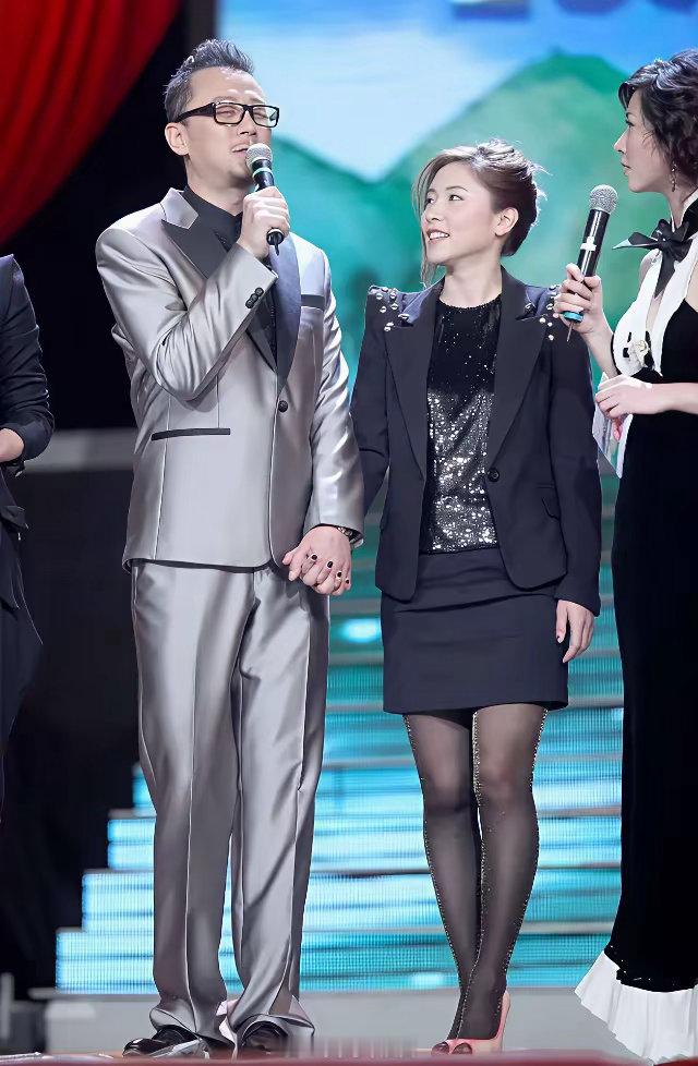郭涛年轻时长成这样，他妻子长得也不错，小石头高颜值也正常，毕竟父母都长得周正。 