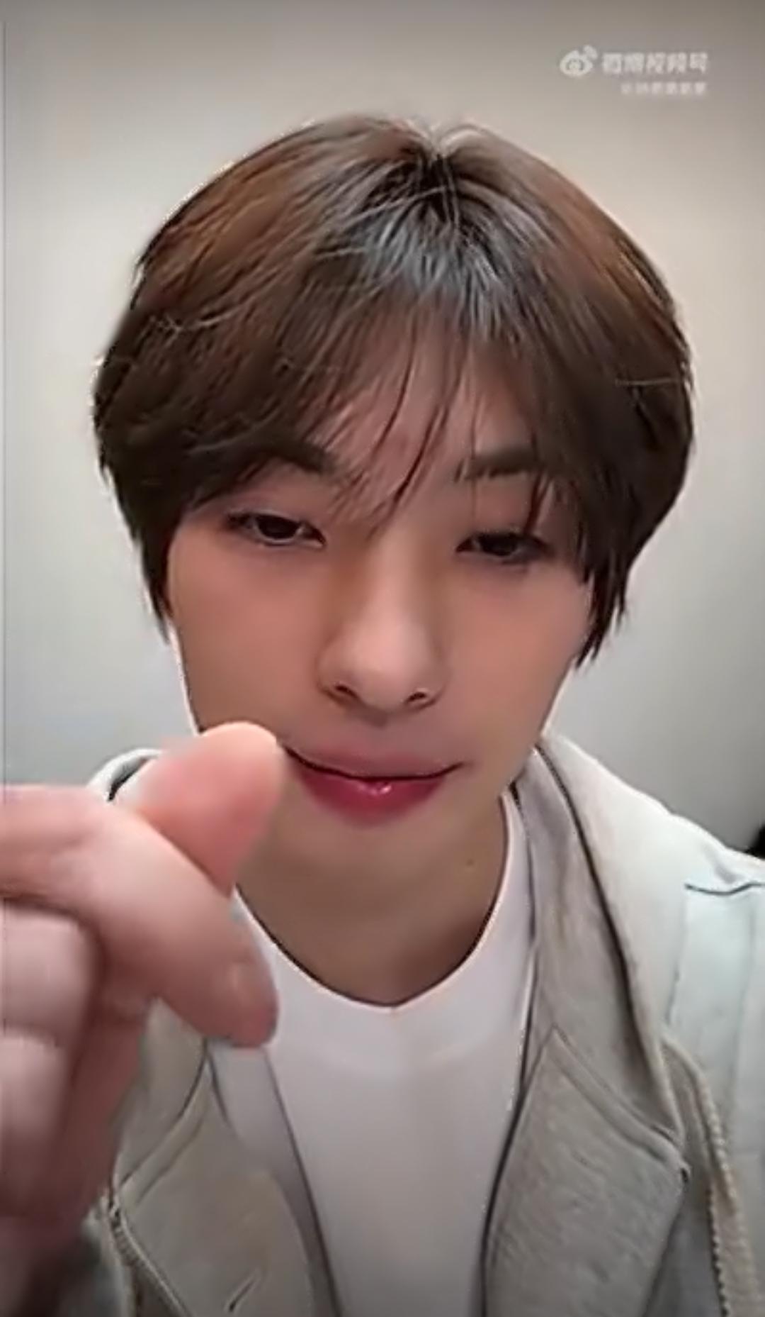 笑不活了家人们！颜安直播比心还吐槽自己，这哥也太有梗了！
谁的快乐源泉上线了？是