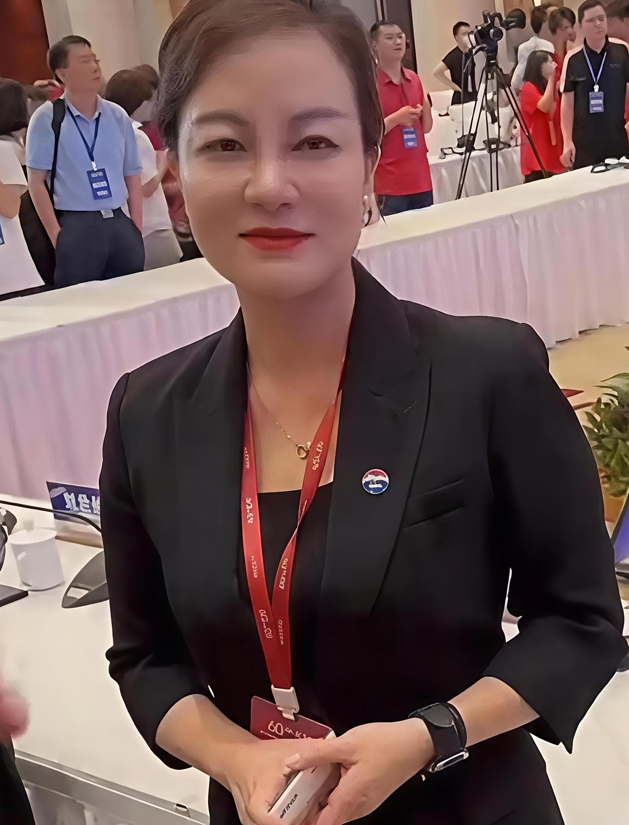 一开始我想不明白蒋焰这么一个贵州酒厂的副总经理暴露了咋能这么引人关注？
看完照片