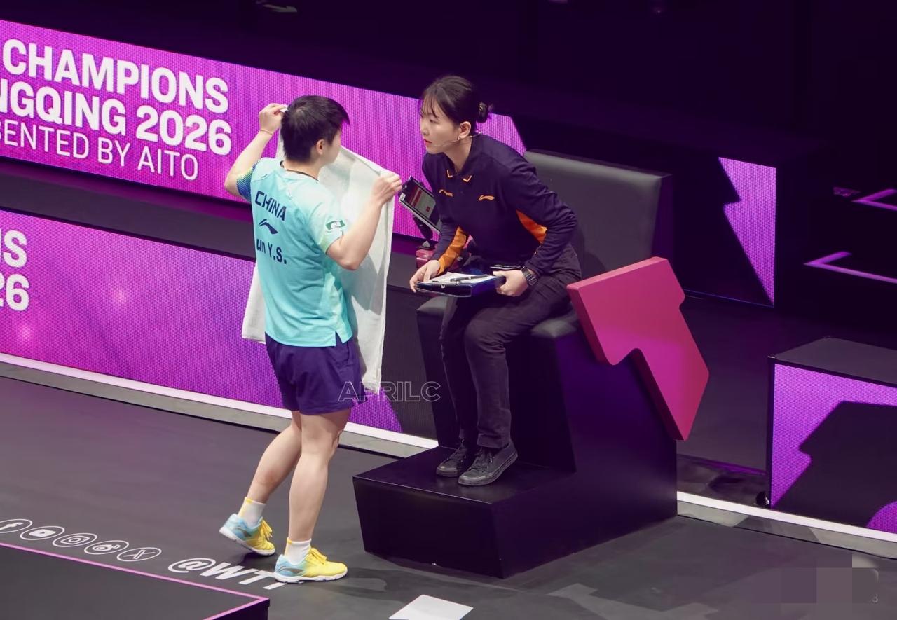 重庆冠军赛女单1/4决赛，
孙颖莎2：4蒯曼，
现在可以给莎莎安排鸳鸯锅了，哈哈