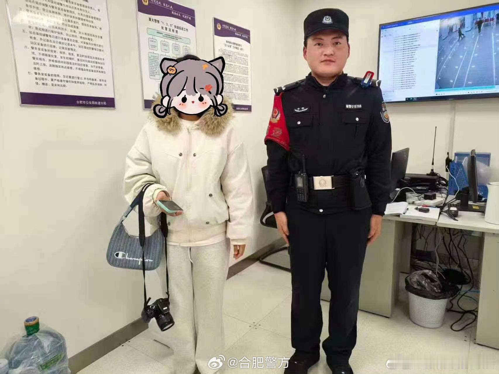 【合肥警民接力让遗失挎包物归原主】1月18日，安徽合肥，一位热心乘客在乘坐地铁时