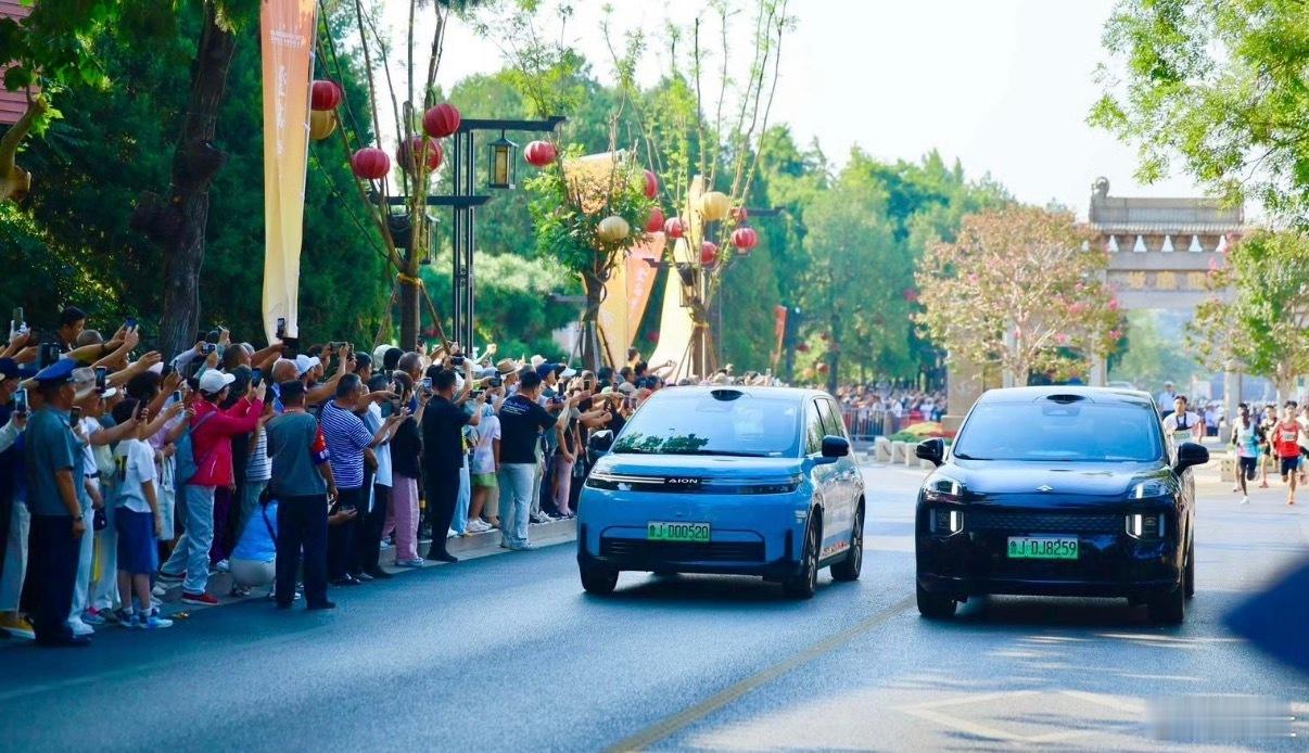 广汽昊铂埃安冠名的第40届泰山国际登山比赛登上央视荧幕，赛事中八旬母子携手徒步登