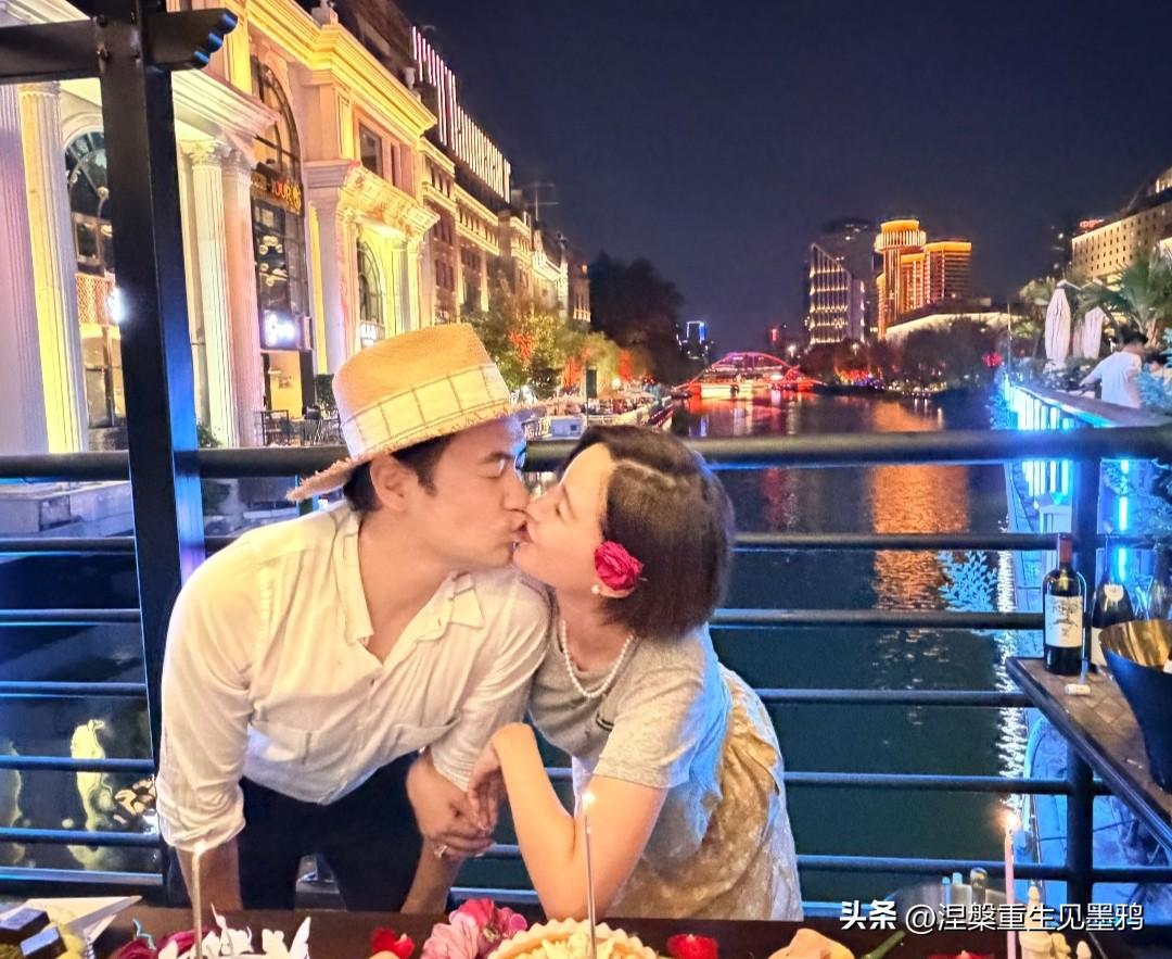 被袁弘张歆艺这对夫妻甜到了，就像初恋一样，满屏都是氛围感，二人世界，多浪漫，不过